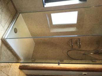 Shower is fully enclosed, door opens outwards. There is no handrail.