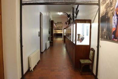 Corridor to other galleries