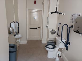 Toilet, handwashing facilities and hoist in Changing places