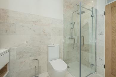 Wagonway Family Bathroom with Shower and Bath