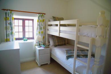 Kingfisher Barn downstairs blue bedroom - bunkbed