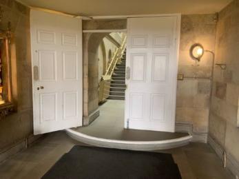 Entrance Hall door with 1 step 