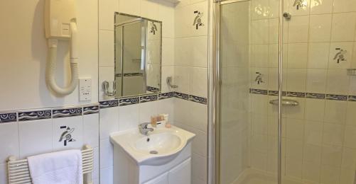 Foresters Lodge en suite shower room to double bedroom