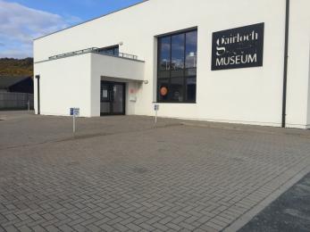 Photo showing main entrance to the museum and accessible parking spaces.