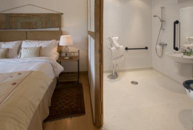 Double bedroom with adjacent wet-room