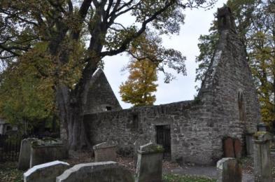 Picture of Alloway Auld Kirk and the graveyard