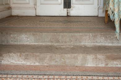 Photo of main entrance at Bannockburn House showing steps 3 and 4