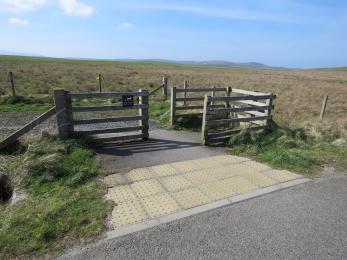 Main entrance to trails from roadside at Brodgar