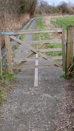 Gate with 2-way latch
