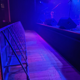 Space between gig-barrier and stage for wheelchair entry and exit