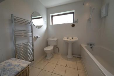 Beck Yeat Cottage Bathroom