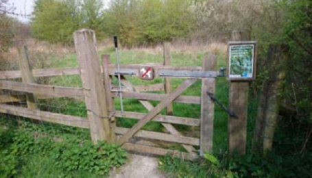 Entrance to the seasonal trail through a kissing gate with 70 cm clearance, by the main entrance to the reserve. 