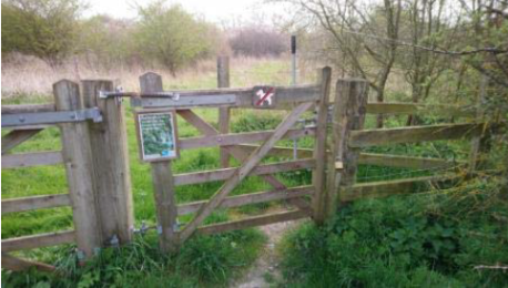 Second entrance to the seasonal trail through a kissing gate with 70 cm clearance.